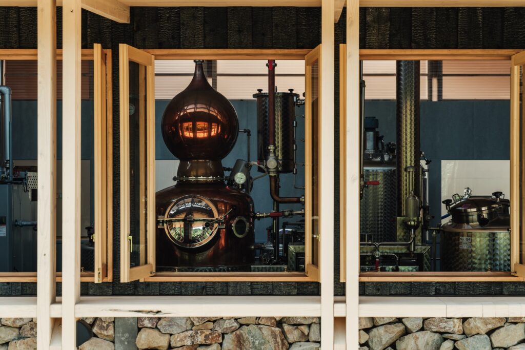 五島つばき蒸溜所×平戸洸祥団右ヱ門窯 「GOTOGIN 100th Batch